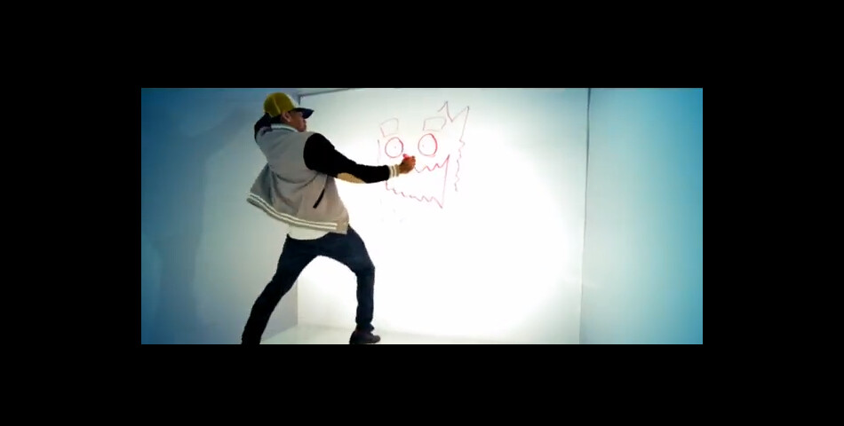 Chris Brown s&#039;éclate en faisant des graffitis !