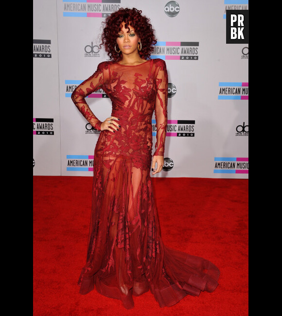 Rihanna avait elle aussi une belle robe rouge aux AMA 2010