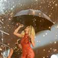 Rita Ora chante sous un parapluie, comme RiRi !