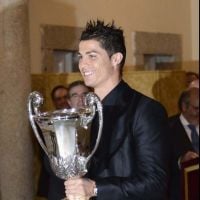 Cristiano Ronaldo : en mode costume et gel (en masse) pour recevoir un nouveau prix ! (PHOTOS)