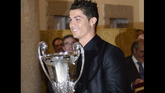 Cristiano Ronaldo : en mode costume et gel (en masse) pour recevoir un nouveau prix ! (PHOTOS)
