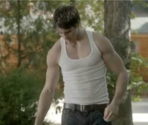 Jeremy nous montre ses muscles dans un extrait de l'épisode 9 de la saison 4 de Vampire Diaries