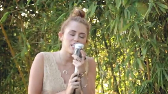 Miley Cyrus : Jolene, la vidéo simple et touchante !