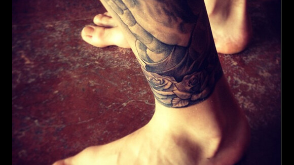 Justin Bieber a un nouveau tatouage : religieux jusqu'au bout des pieds !