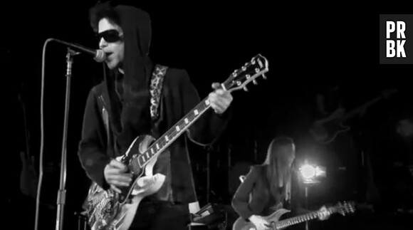 Le clip de "Screwdriver" est en noir et blanc et dure près de 8 minutes. On y voit Prince, capuche sur la tête et lunettes de soleil.