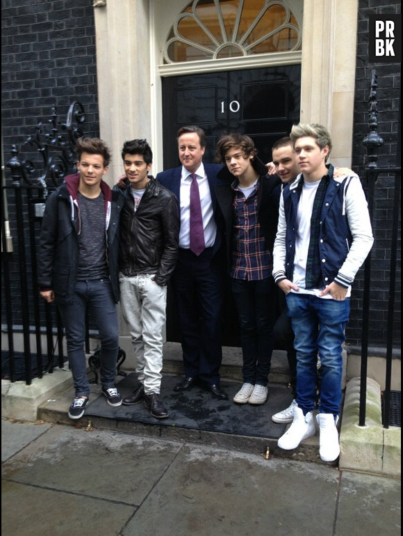 David Cameron, entouré des One Direction