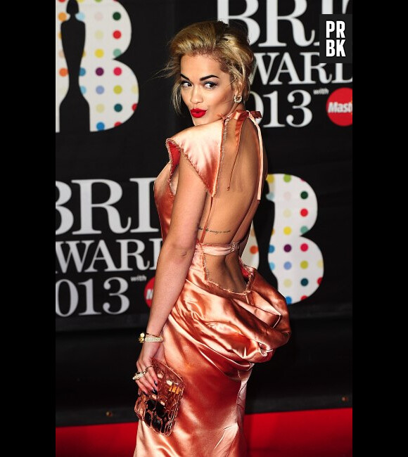 Rita Ora a réveillé le tapis rouge des Brit Awards 2013