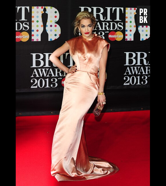 Rita Ora a osé la couleur aux Brit Awards 2013