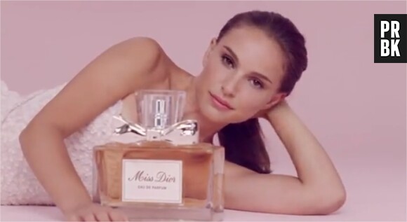 Natalie Portman et une bouteille géante de Miss Dior