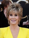 Jane Fonda était plutôt pas mal en Versace pour les Oscars 2013... Dommage qu'elle ait choisi du jaune poussin !