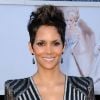 Halle Berry aux Oscars 2013 : Super silhouette, make-up sexy, mais pourquoi avoir choisi cette robe too much ?