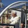Benoît XVI est arrivé en papa-mobile, ce mercredi 27 février au Vatican