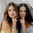 Alessandra Ambrosio et Adriana Lima, complices et sexy pour Victoria's Secret