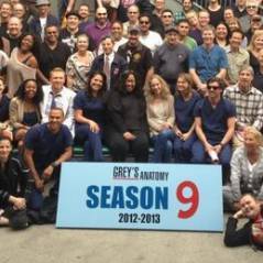 Grey's Anatomy saison 9 : la photo de classe de la très nombreuse équipe