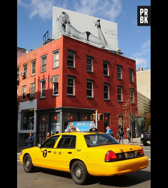 Kate Moss nue pour Stuart Weitzman en mars 2013 crée des embouteillages à Manhattan