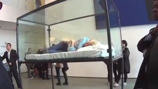 Tilda Swinton : petite sieste artistique au MoMa