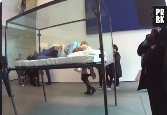 Tilda Swinton, endormie dans une cage de verre au MoMa de New-York le 23 mars 2013