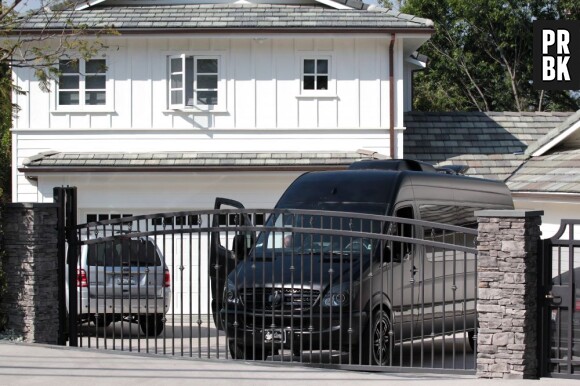 Le van de Justin Bieber s'est garé devant la maison de Selena Gomez à Los Angeles le 27 mars 2013