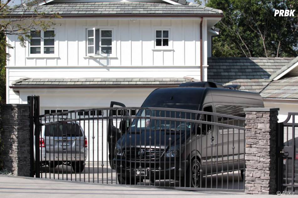 Le Van De Justin Bieber S Est Gare Devant La Maison De Selena Gomez A Los Angeles Le 27 Mars 2013 Purebreak