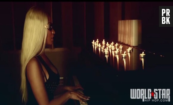 Nicki Minaj, blonde platine et lunettes noires dans son clip Up in flames