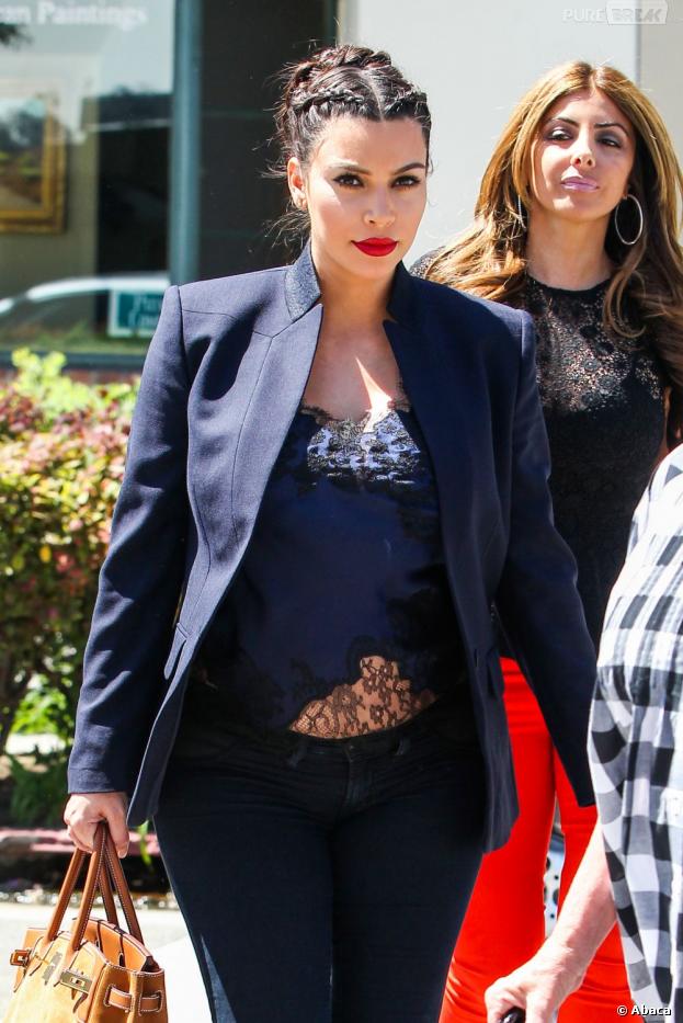 Kim Kardashian a osé le haut transparent à L.A le 18 avril
