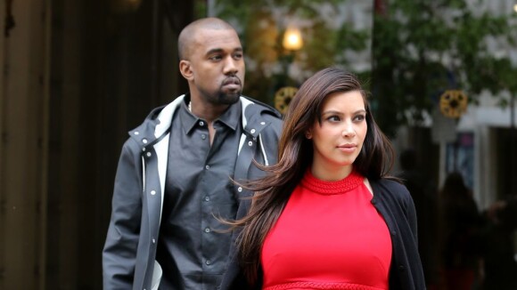 Kim Kardashian enceinte et Kanye West : en rouge et noir dans les rues de Paris