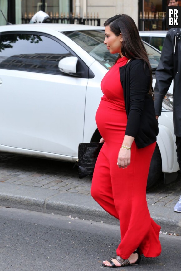 Kim Kardashian est toute en formes à Paris le 30 avril 2013
