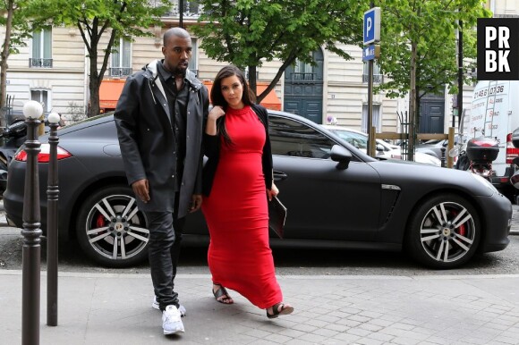 Kim Kardashian ne lâche pas Kanye West lors d'une sortien à Paris le 30 avril 2013