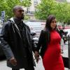 Kim Kardashian et Kanye West en virée dans les rues de Paris le 30 avril 2013