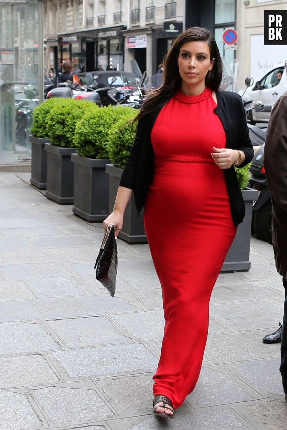 Kim Kardashian avait (encore) opté pour une tenue moulante à Paris le 30 avril 2013