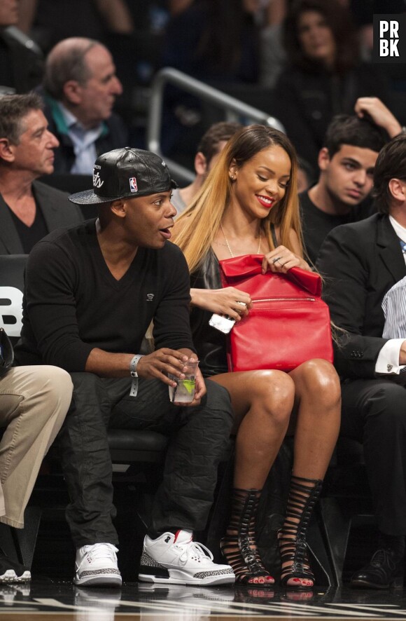 Rihanna souriante et heureuse lors d'un match de basket