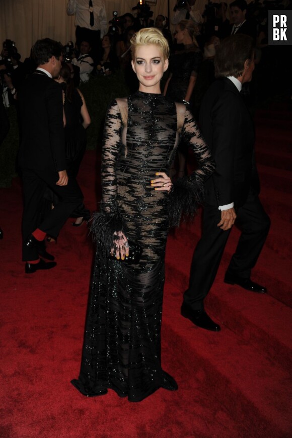 Anne Hathaway a tout osé sur le tapis rouge du MET Ball 2013