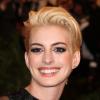 Anne Hathaway a osé le blond pour le MET Ball 2013