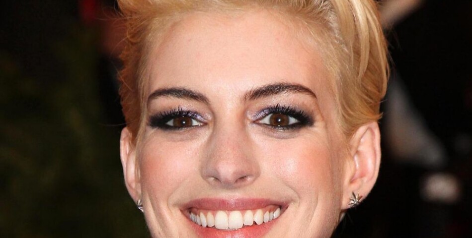 Anne Hathaway a osé le blond pour le MET Ball 2013