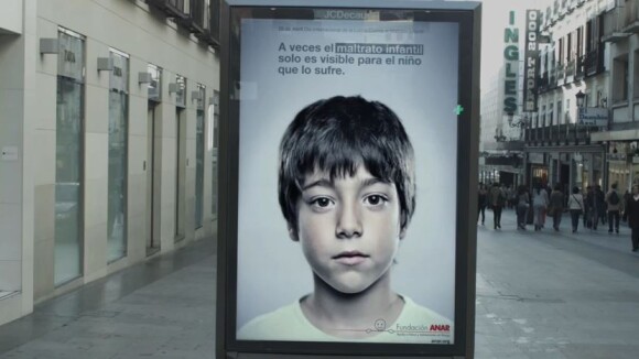 Maltraitance : des affiches cachent un message visible uniquement par les enfants