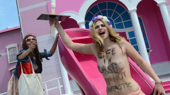 PHOTOS - les Femen attaquent la Maison de Barbie à Berlin