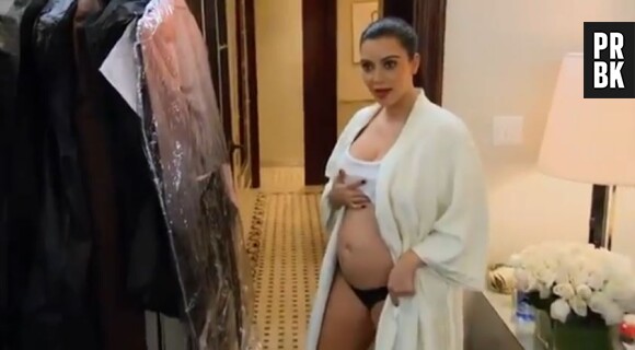 Kim Kardashian montre son ventre de femme enceinte