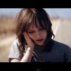 Gabrielle Aplin : Home, le clip sensible et sobre en plein désert