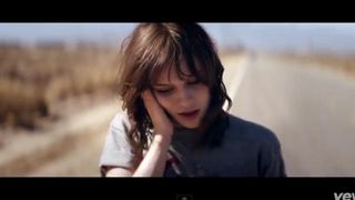 Gabrielle Aplin : Home, le clip sensible et sobre en plein désert