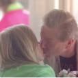 Deux clients du "Metro St James" s'embrassent contre un café gratuit