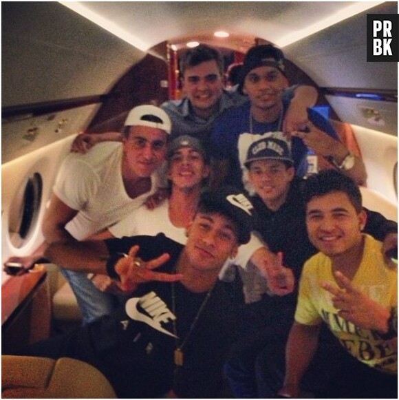 Neymar et ses copains dans l'avion pour Barcelone, le 3 juin 2013