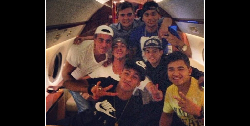 Neymar et ses copains dans l&#039;avion pour Barcelone, le 3 juin 2013