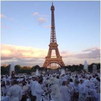 Dîner en blanc de Paris : 11 000 "VIP" ont blanchi le Louvre et le Trocadéro