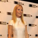 Gwyneth Paltrow : elle oublie son soutif, sa poitrine prend la pose