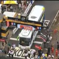 Tour de France 2013 : le bus Orica bloqué à la ligne d&#039;arrivée star de Twitter