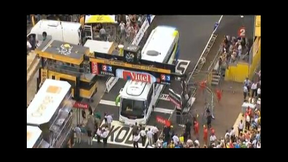 Tour de France 2013 : le bus Orica bloqué à la ligne d'arrivée star de Twitter