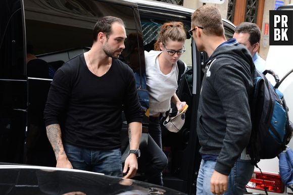 Kristen Stewart : panoplie du garçon manqué pour son arrivée à Paris