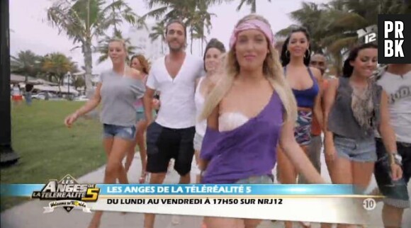 Les Anges de la télé-réalité 5 : Aurélie sur le tournage du clip de leur hymne "Ocean Drive Avenue".