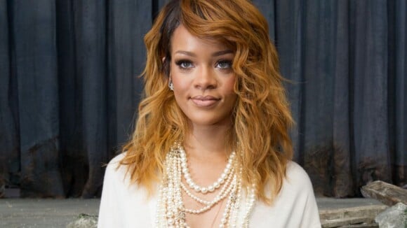 Rihanna nue sous sa "robe" à la Fashion Week de Paris ?