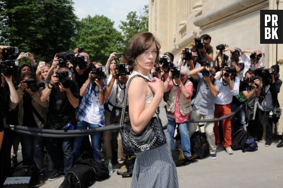 Milla Jovovich au défilé Chanel le 2 juillet 2013 à la Fashion Week de Paris
